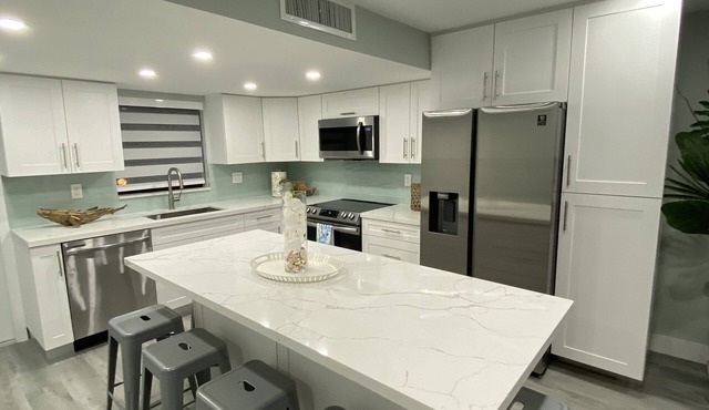 Completely Remodeled 3/3 in the heart of Key Largo (Oceanside)