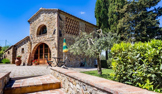 COTTAGE WITH 2 BEDROOMS AND 2 ENSUITE BATHROOMS.PANORAMIC POOL.1 KM TO THE TOWN