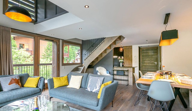 Elegant Duplex Apartment with Great Light, WiFi, and Parking in Val-d'Isère