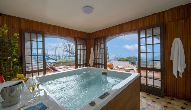 Elegant & Panoramic Villa with Sea View Solarium