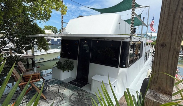 Fla Keys Luxury Houseboat, Prime Location-Steps to Fun, Food & Water Adventures