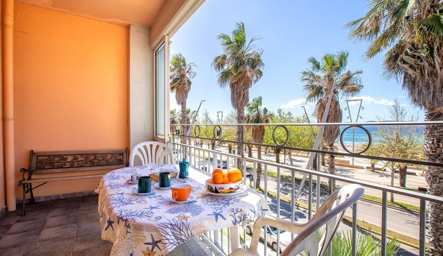 “Giallo Celeste” Apartment with Sea View, Balcony, and Wi-Fi