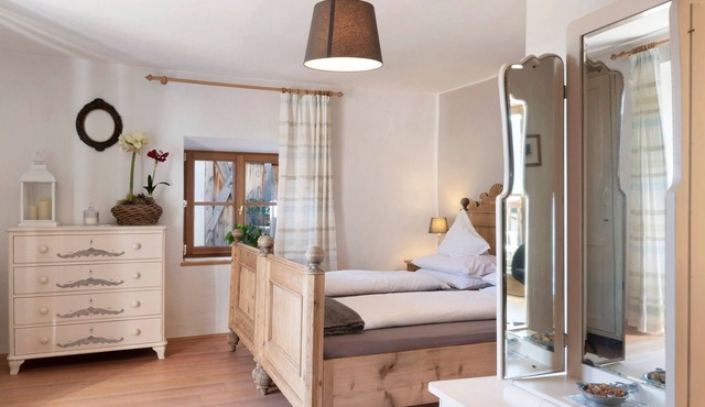 Historic Holiday Apartment Huber Stube with Mountain View, Balcony and Wi-Fi