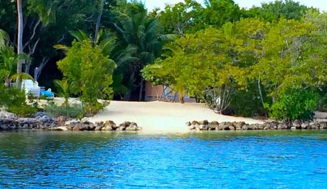 Historic Waterfront Home - 2 acres- Dock, Garden -Beach in Key Largo sleeps 16