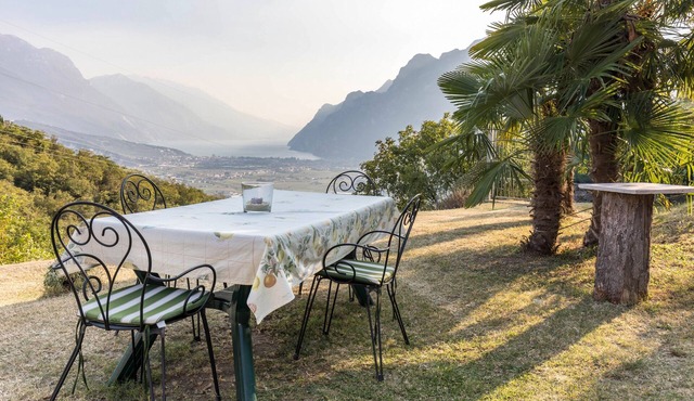 Holiday Apartment 'Casa Zanoni' with Lake View, Shared Garden, Balcony & Wi-Fi