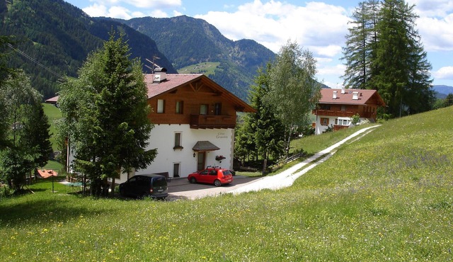 Holiday Apartment "Cësa Gravina Jubas" with Mountain View, Garden & Wi-Fi