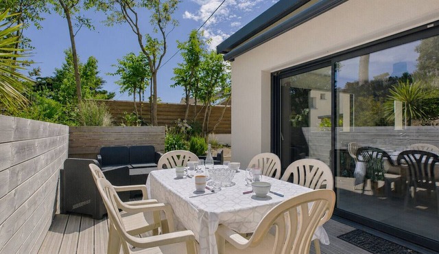 House by the sea - 15m from the beach