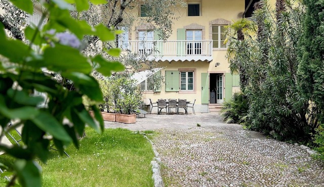 Lake Garda: Idyllic villa in quiet village center with olive and palm trees garden