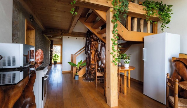 Large 7-Bedroom Home & Art Collection – 10 min from Geneva