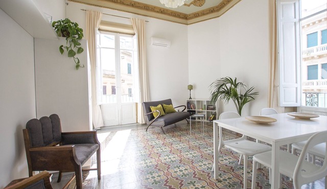Large bright apartment in Liberty building - Excellent position