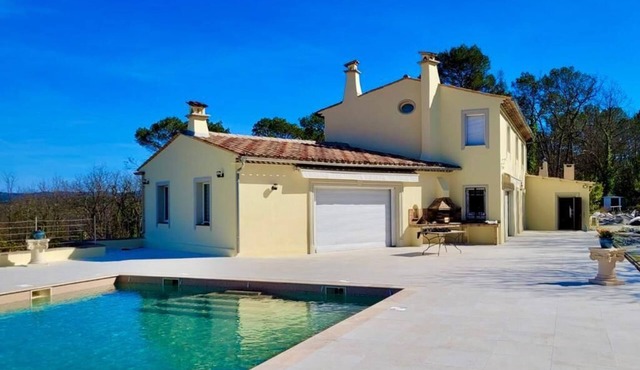 Large villa in quiet spacious country Fayence
