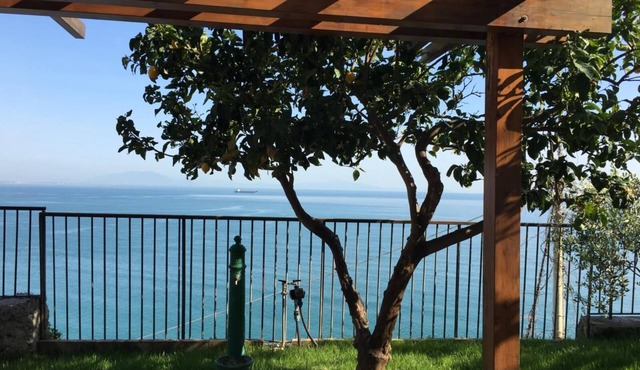 Lovely apt with garden in Vietri