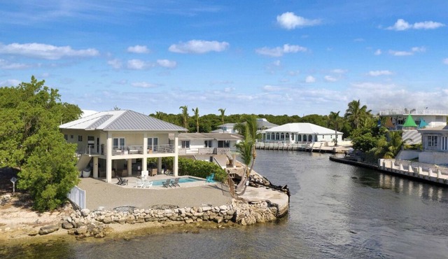 LUXURY OCEAN FRONT ❤️ Fun in the Sun 🌞 and Relax in unrivaled luxury and comfort