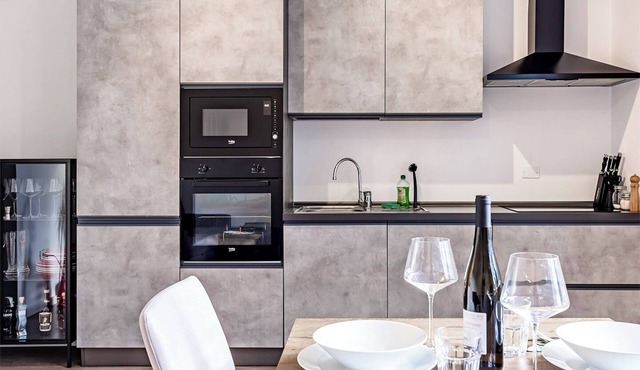 Modern Central Apartment | WiFi, Self Check-in, Mountain View, Work & Relax