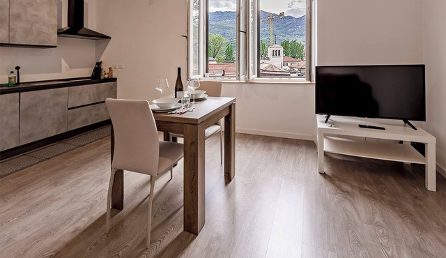 Modern Central Apartment | WiFi, Self Check-in, Mountain View, Work & Relax