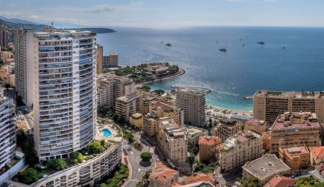 Monaco Seaview with pool and gym