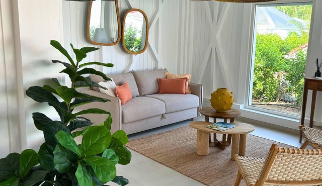 NEW, INTIMATE BUNGALOW WITH POOL