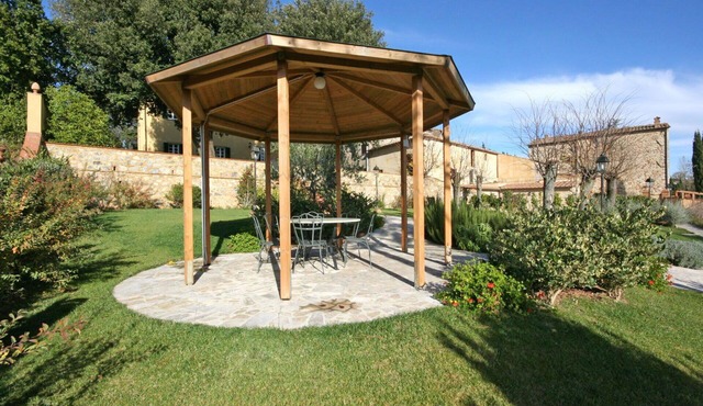 Nice apartment with WIFI, pool, TV, pets allowed and panoramic view, close to San Gimignano