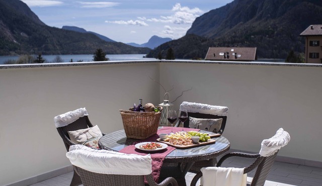 Penthouse with lake and mountain views in Molveno