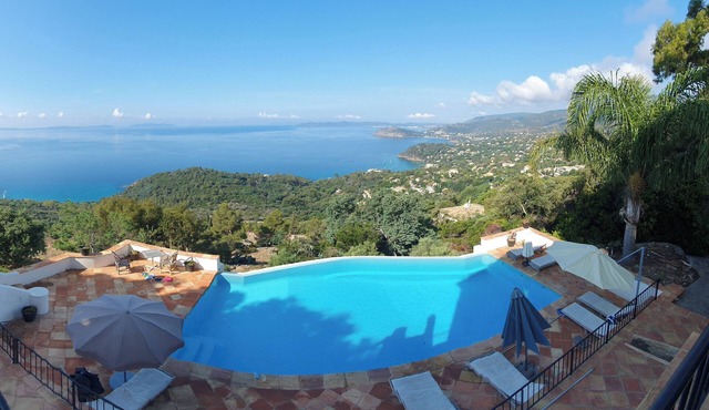 RayolCanadel ROYAL = 180 ° of the beautiful turquoise Gulf StTropez view, 1km beach. blan