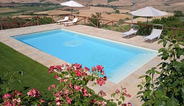 Second floor apartment with garden, panoramic view in the heart of Tuscany