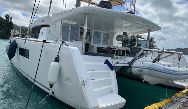 Seychelles Sun-Soaked Sailing: A Pristine Beach Experience from Praslin