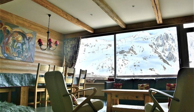 Ski-In Apartment - Breathtaking Mountain Views - Sauna, Home Theater, 12 Guests