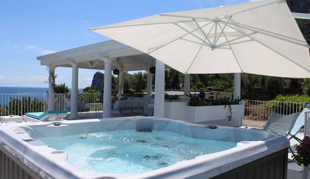 Small villa a stone's throw from the sea with breathtaking views