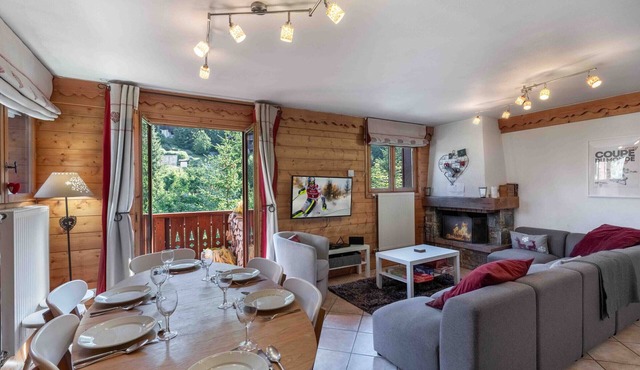 Spacious apartment near slopes with pool and parking