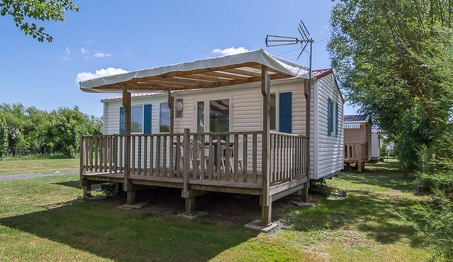 Spacious mobile home with terrace for 8 guests