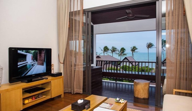 Spacious One Bedroom Suite Seaview