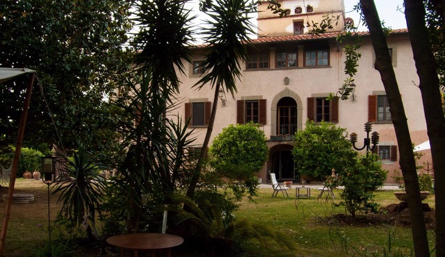 Stay, think and relax. Classic layout. 15' drive from Pisa, Lucca and the beach.