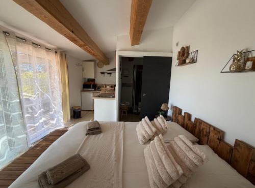 Studio dans maisonnette en pierre