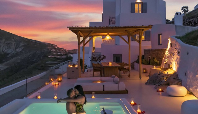 Stunning BlueWhite Villa: Luxury Heated Infinity Pool Escape