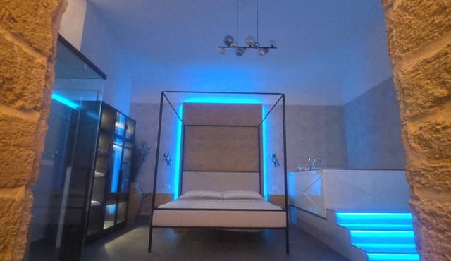Thaleia Suite & Spa with whirlpool, sauna, pool table and fireplace