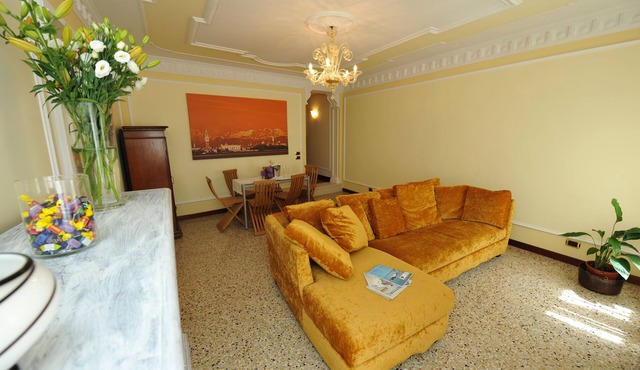 The Luxury of an Elegant Apartment at the Foot of the Rialto Bridge and Grand Canal