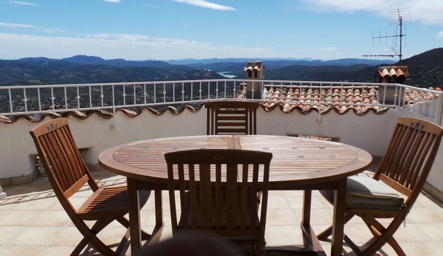 Unobstructed view of the bay of Cannes and the Esterel mountains.