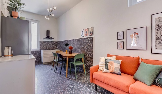 Velcro Apartment - Three Bedroom Villa, Sleeps 7