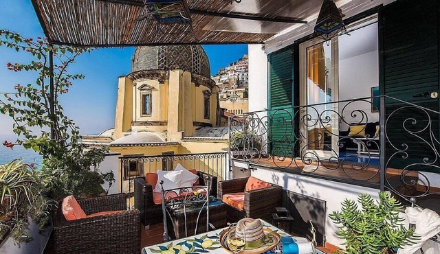 Villa Cipriana: A characteristic one-story independent house overlooking the sea and the main beach of Positano.