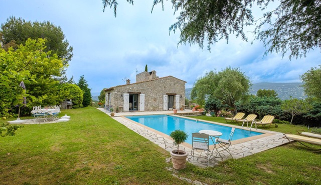 Villa “Cyprès Bleu” with Private Pool, Terrace, and Wi-Fi