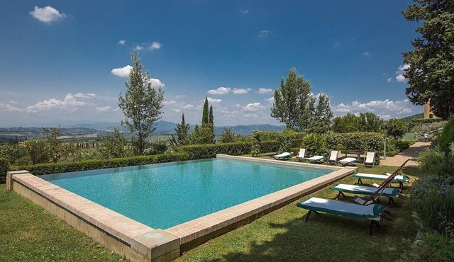 Villa della Contessa: A splendid three-story historical villa surrounded by meadows and by green hills, with Free WI-FI.