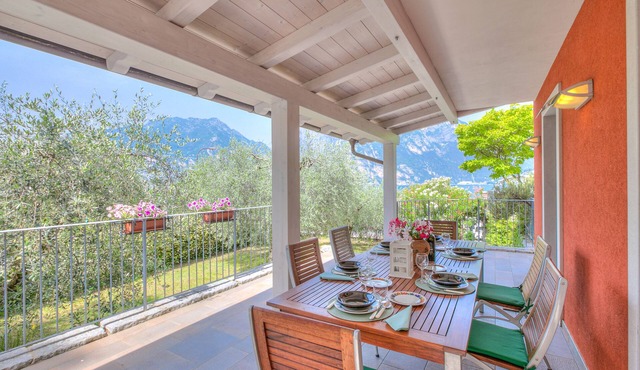 Villa Il Paradiso Di Gabri: Lake-View Villa with Garden, Nago-Torbole, Italy