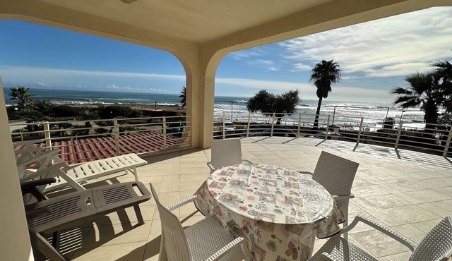 Villa in San Lorenzo just 5 meters from the golden beach and crystal clear sea.