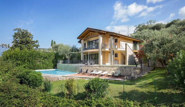 Villa Loncrino: Exclusive Lakeview Villa with Private Pool and Garden in Torri del Benaco