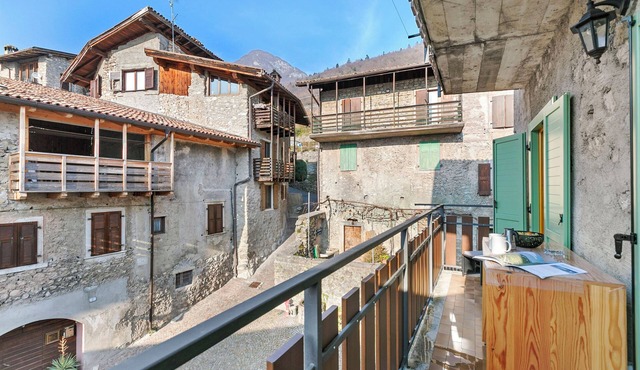 Villa Pastoedo Ap. Verde - Balcony & Mountain Views, Tenno, Italy