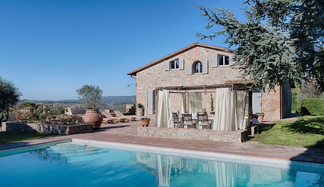 VILLA SIENA is 4 km from Siena 10PAX AC, POOL & SPA total privacy.