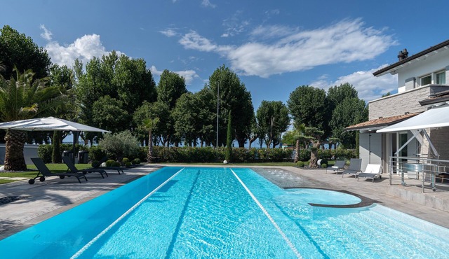 Villa "Sirmione Lakefront" with Lake View, Private Heated Pool and Wi-Fi