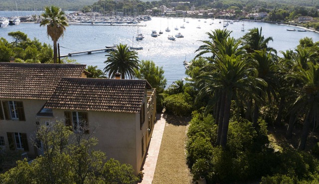 VILLA UNIQUE PORQUEROLLES BORD DE L EAU AVEC PONTON PRIVE