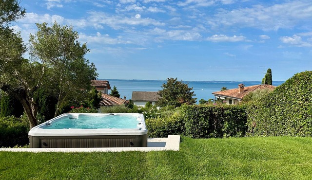 Villa Venezia Garda: Lake View, Garden & Jacuzzi