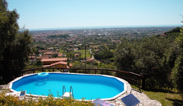 Villa with private pool, 5 minutes drive from the beach of Forte dei Marmi.